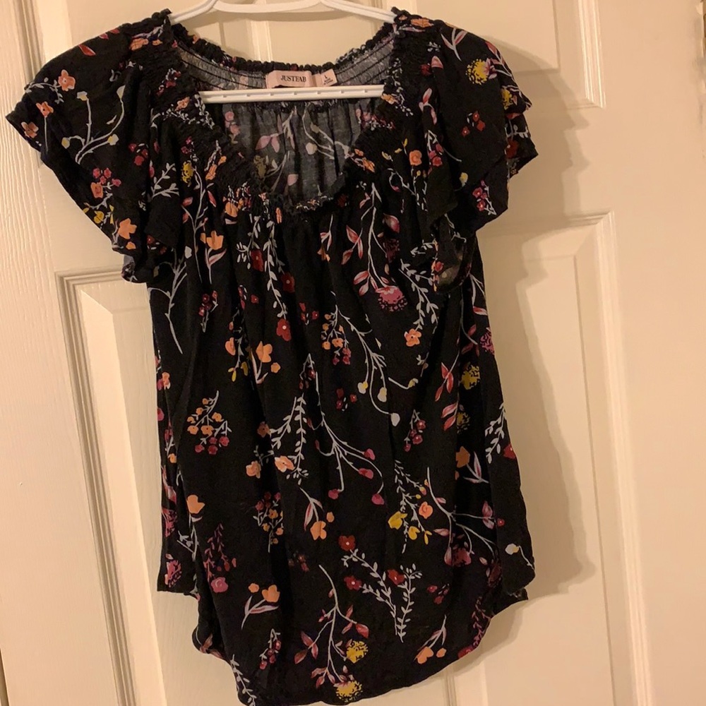 ⭐️FREE/$25 purchase⭐️ Justfab floral shirt